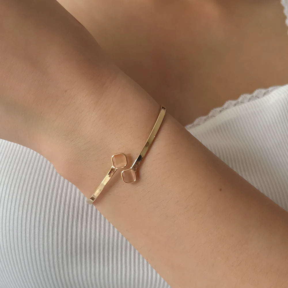 A Perfect Harmony of Form and Fire: The Stylish Gold Rhombus Crossover Bracelet