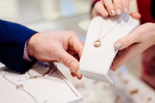 Gems At Your Fingertips: A Guide To Buying The Best Jewelry Online