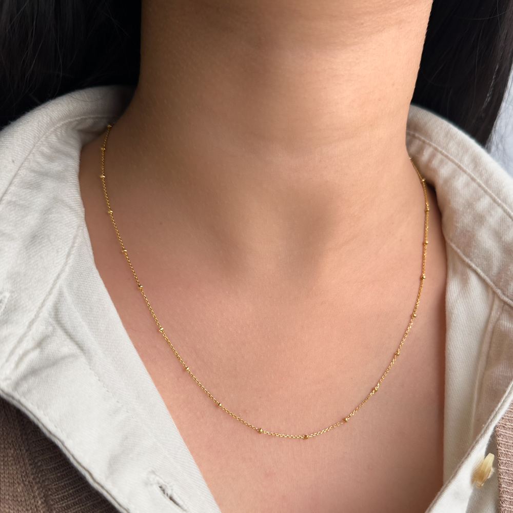 Gold chain under top 7000
