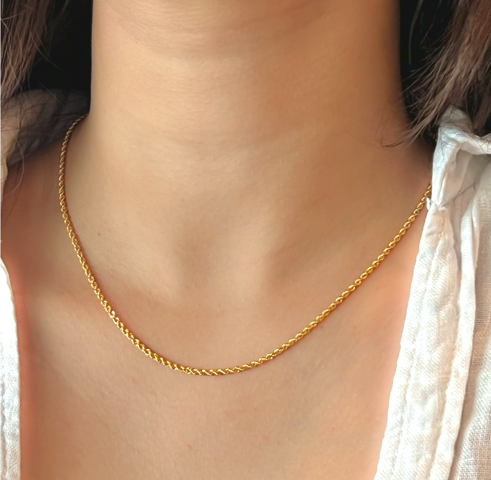 Gold chain under top 7000